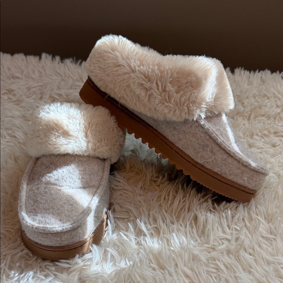 dearfoams Shoes - Dearfoams Cream and Tan Women's Size Small 5-6 Slippers
